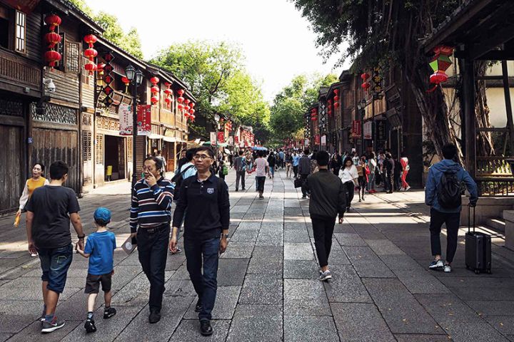 Three Lanes and Seven Alleys
