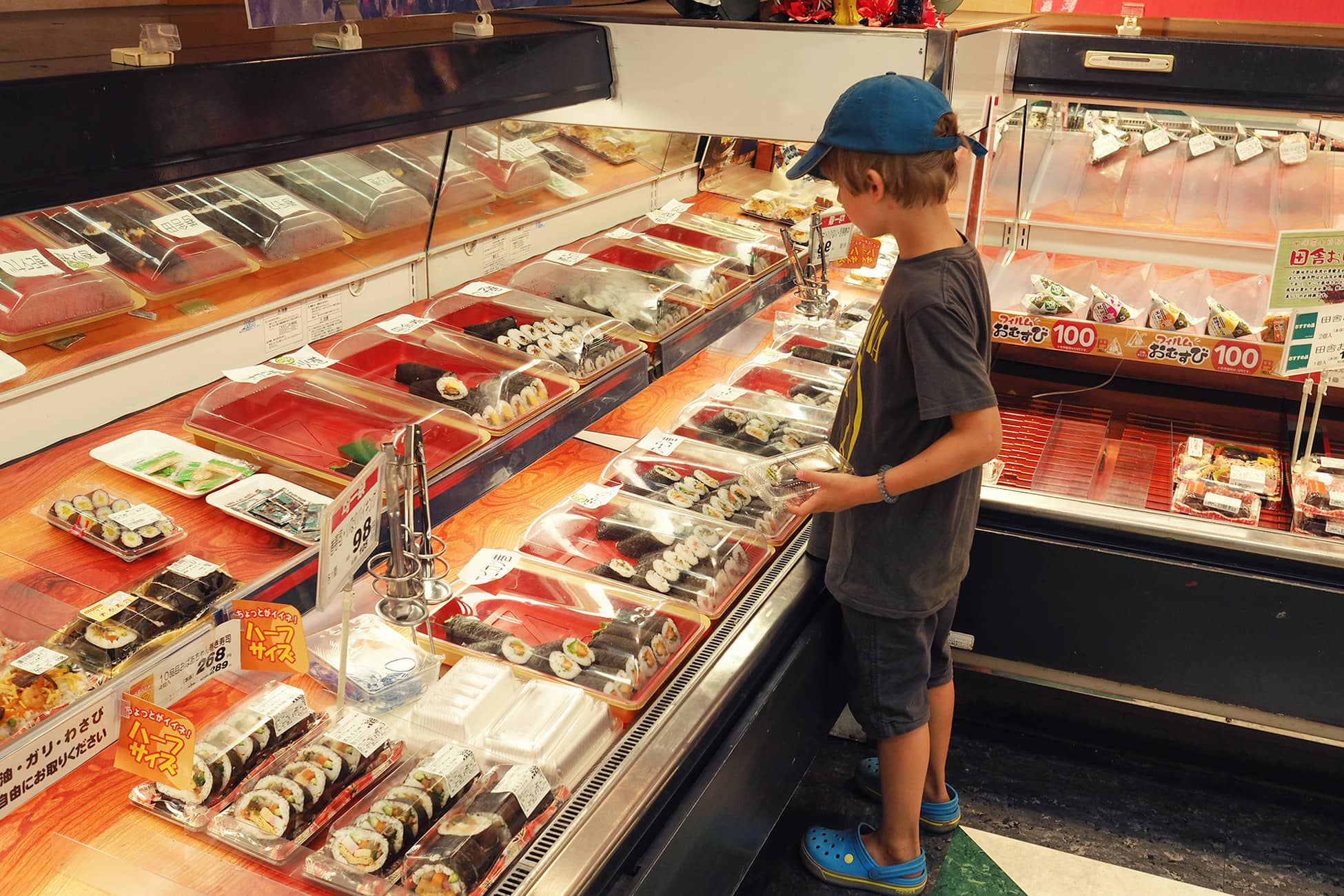 Sushi im Supermarkt Japan Roadtrip Campervan