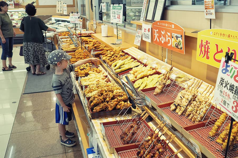 Abendessen aus dem Supermarkt Japan Roadtrip Campervan