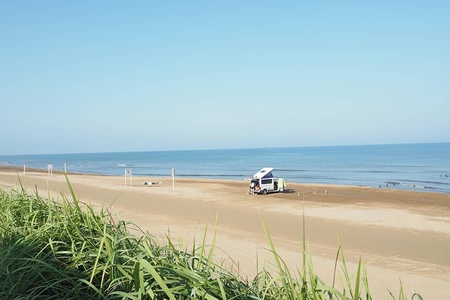 Strand in Japan mit Camper