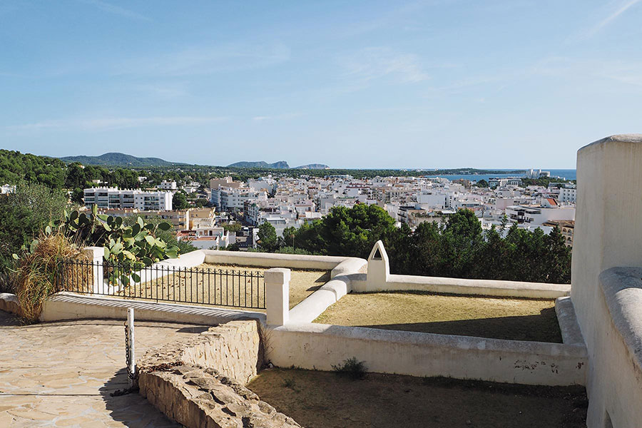 Terrassenblick aufs Meer, Ibiza