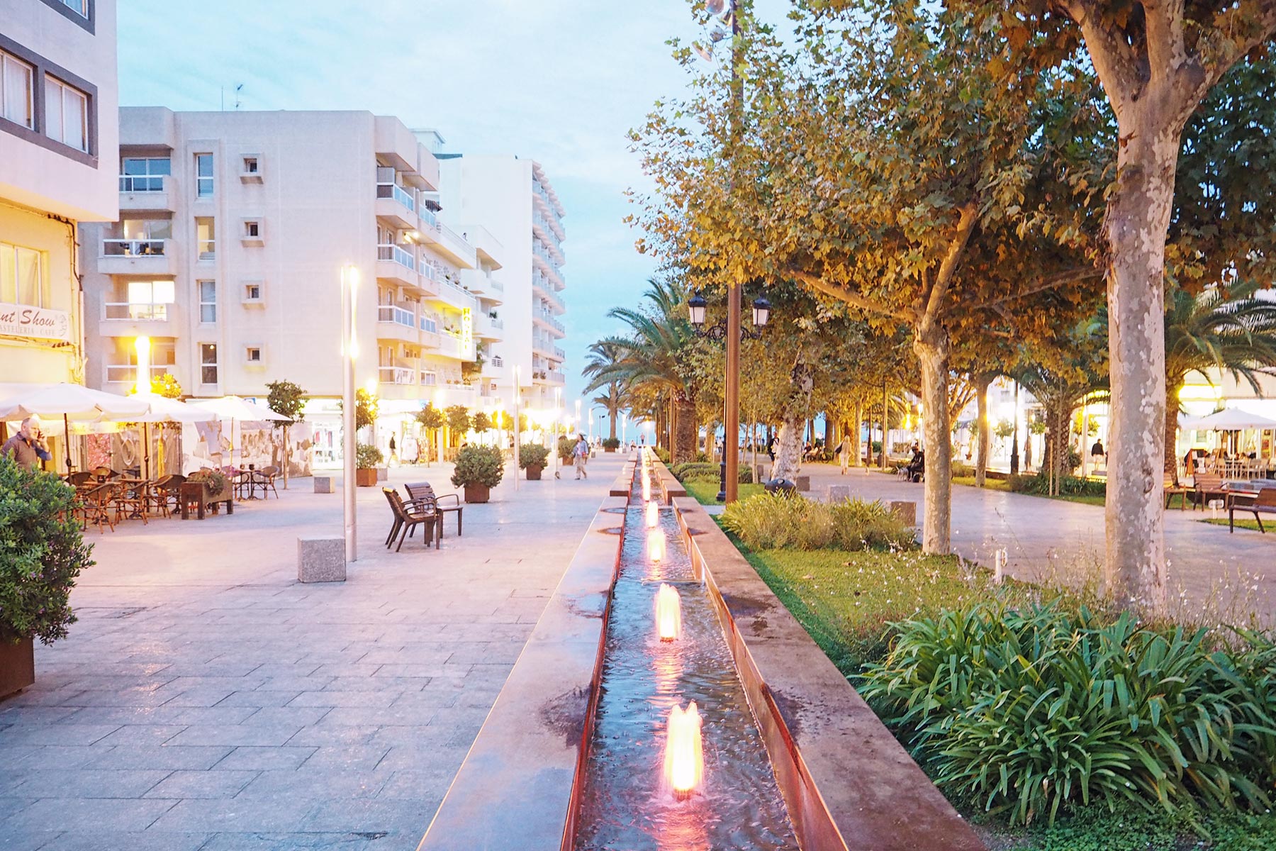 Promenade von Santa Eulalia am Abend