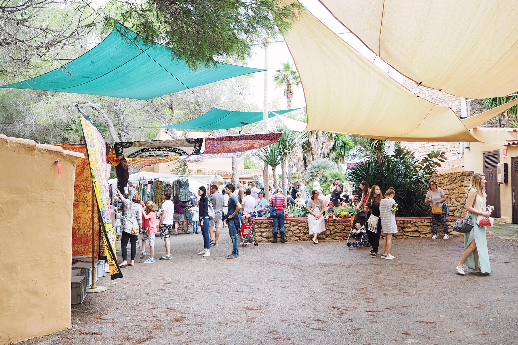 Buntes Treiben auf dem Hippie Markt Ibiza, Punta Arabí