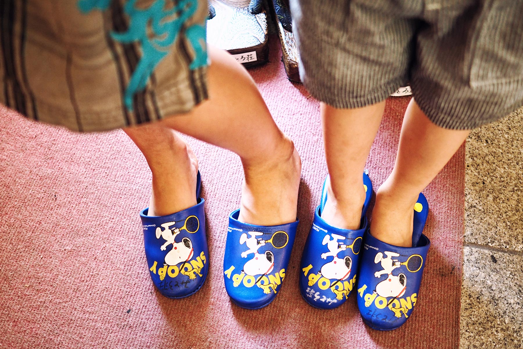 Snoopy-Schuhe im Onsen