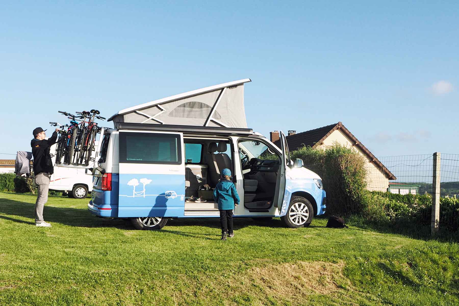 Campervan auf Roadtrip in Frankreich