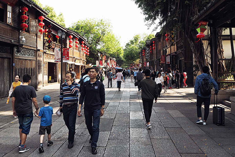 Three Lanes and Seven Alleys