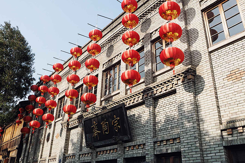 Three Lanes and Seven Alleys