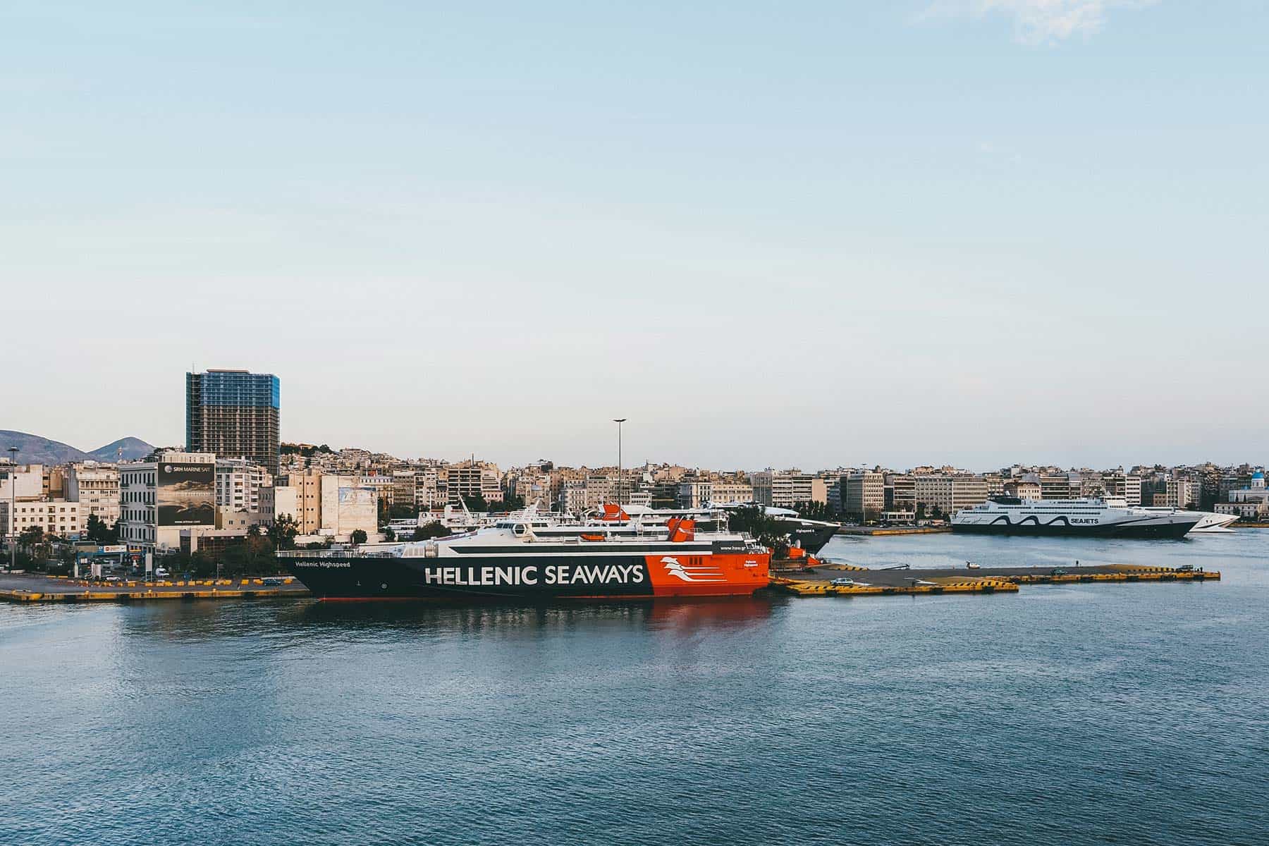 Fähre im Hafen von Piräus