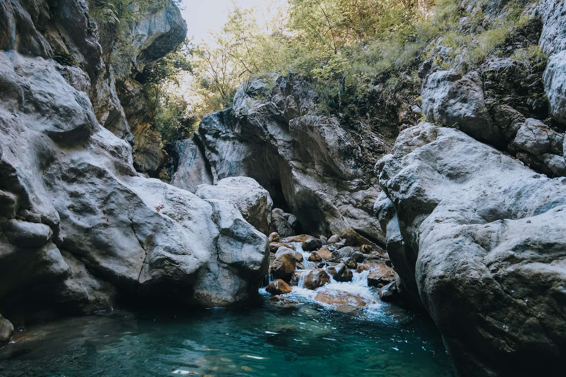 Wanderung durch Canyon in Albanien