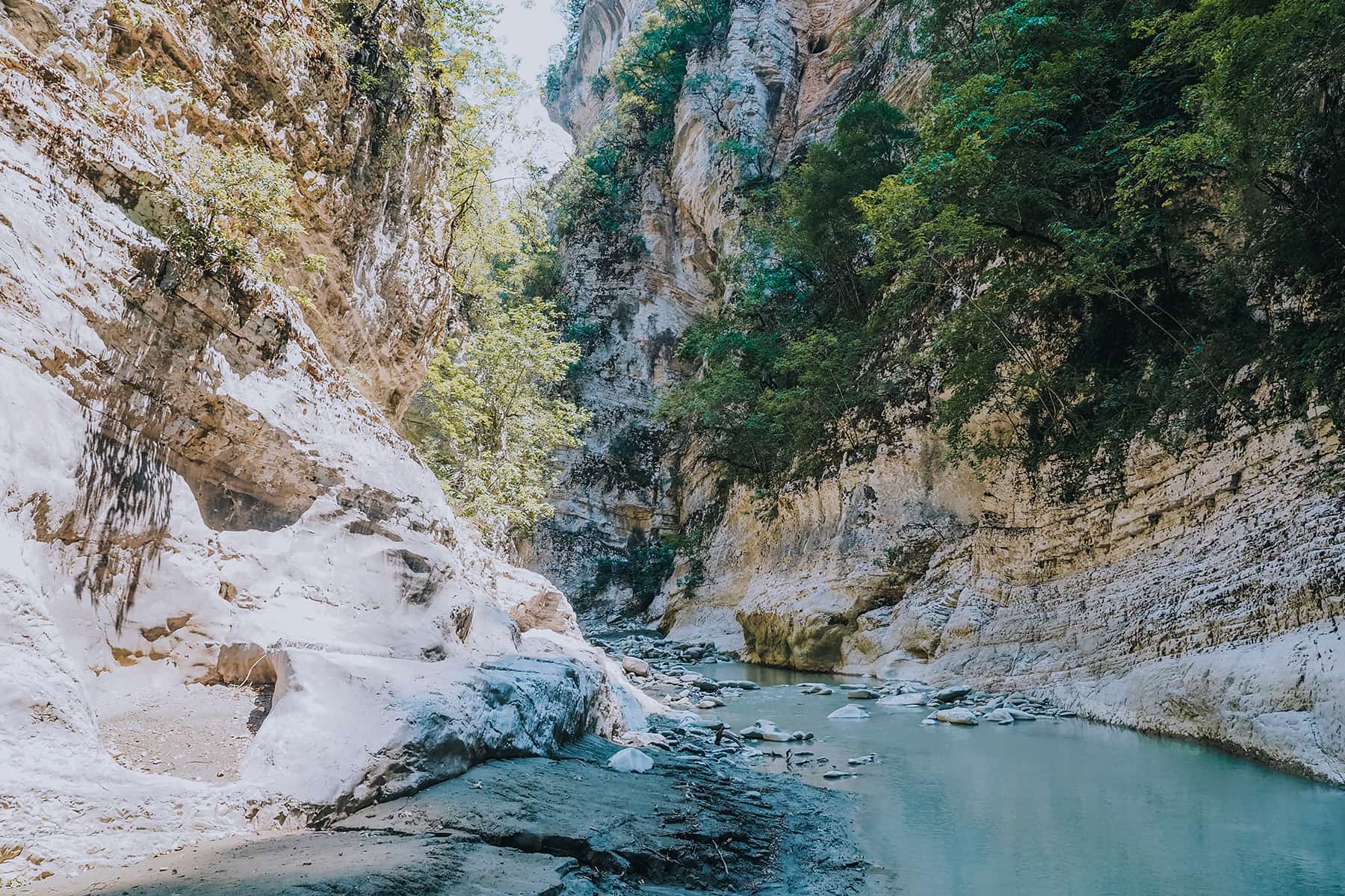 Im Lëngarica Canyon in Albanien