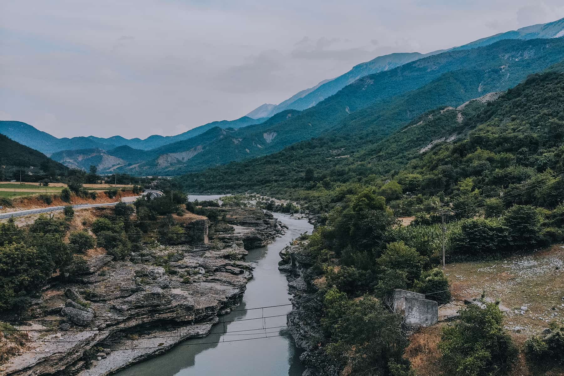 Vjosa Fluss auf dem Weg nach Benja in Albanien