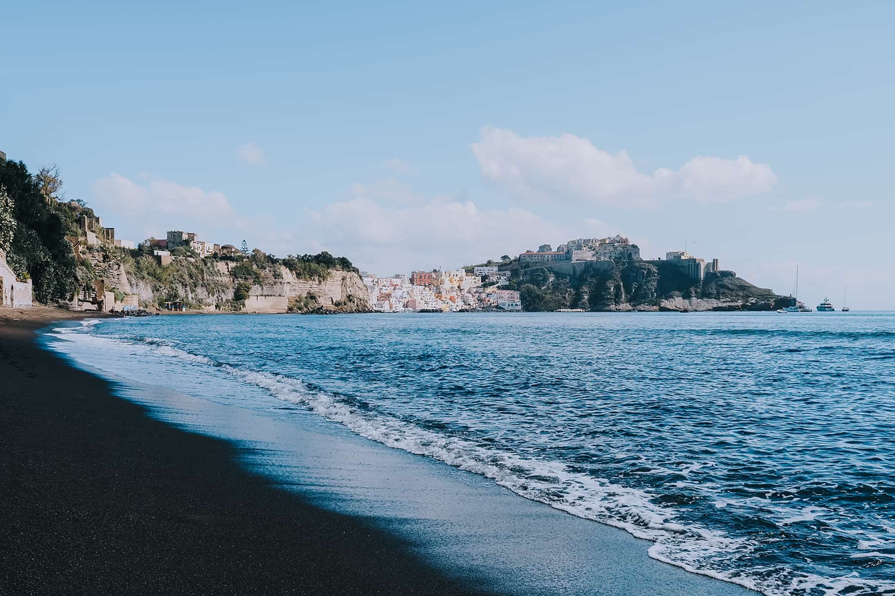 Strand Chiaia mit Blick auf Corricella