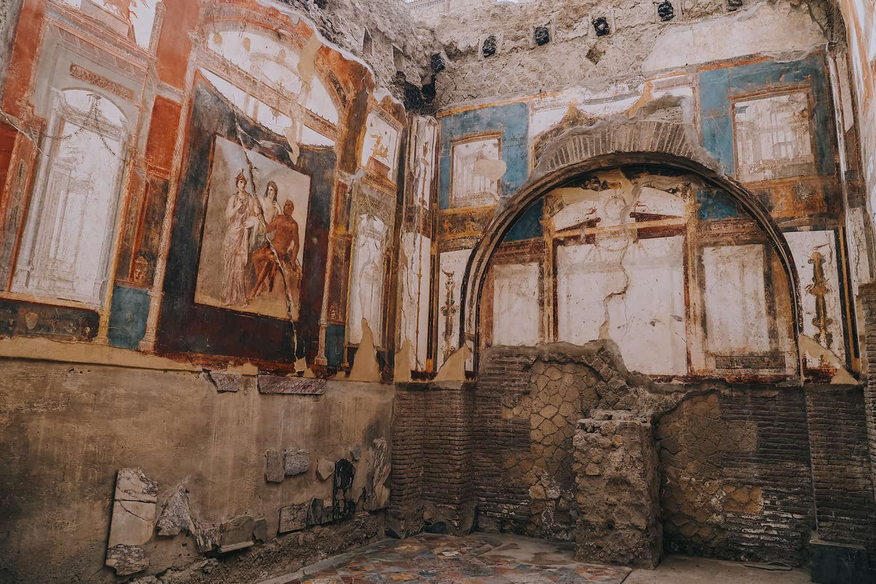 Gebäude mit Wandmalereien