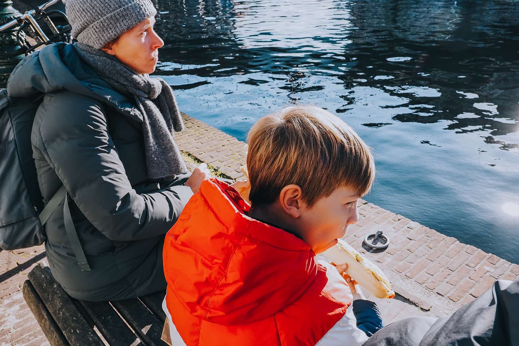 Mittagssnack an der Gracht in Leiden