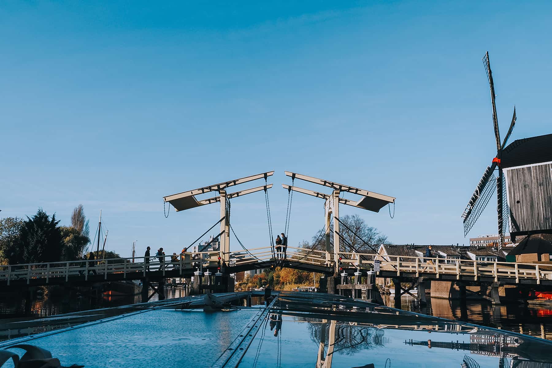 Brücke über die Gracht in Leiden