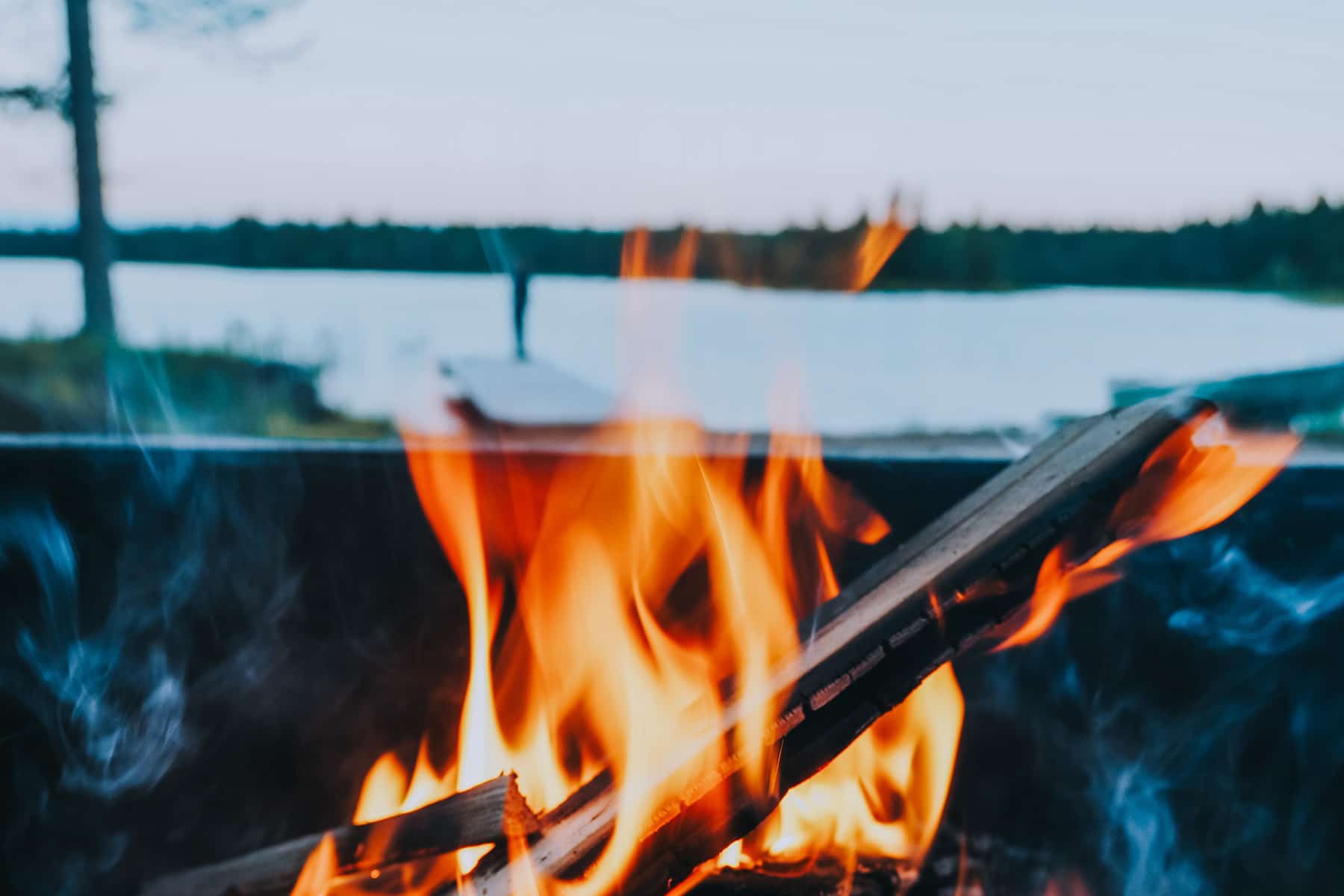 Lagerfeuer am See in Finnland