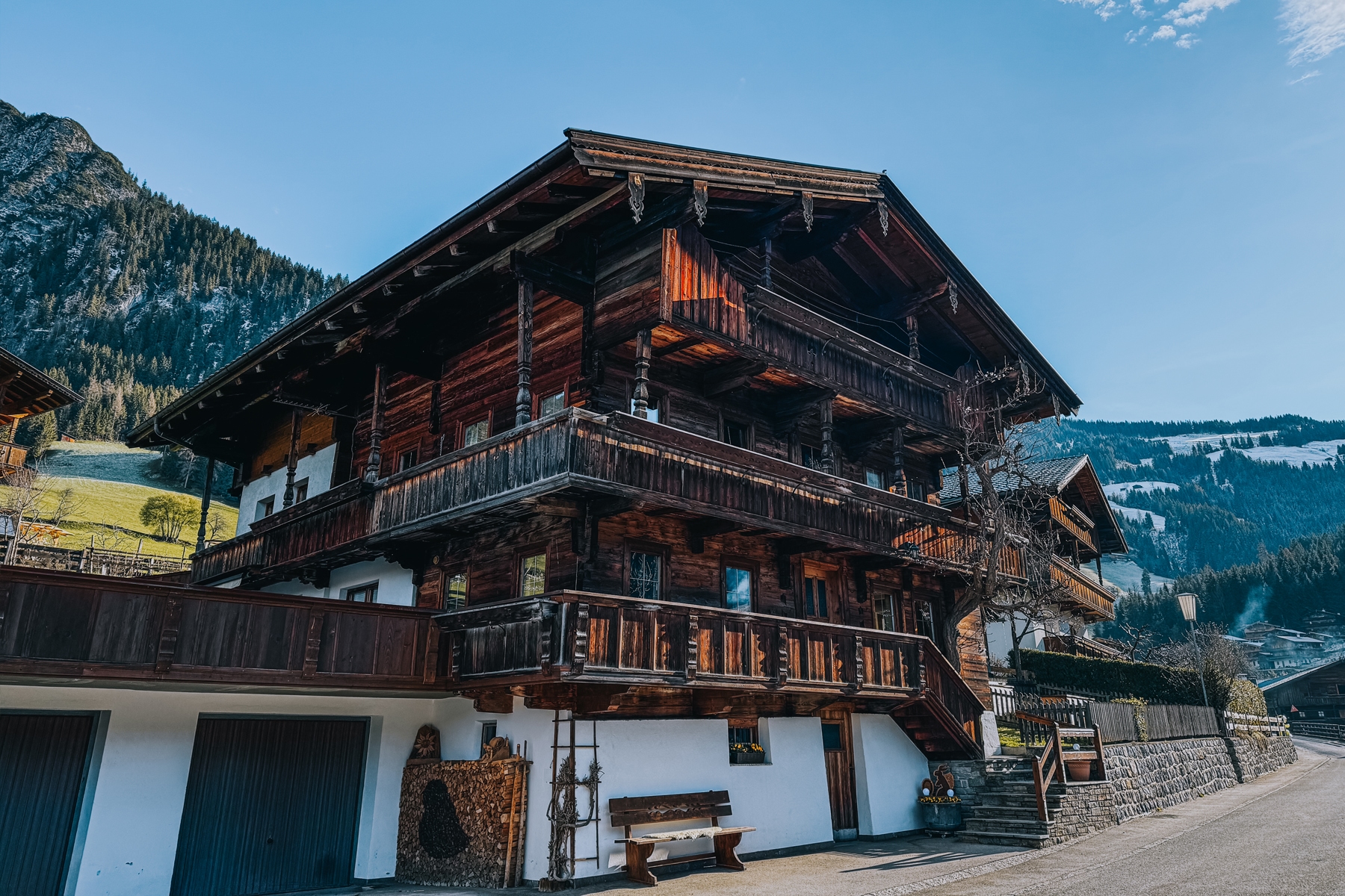 Typisches Wohnhaus im Alpbachtal Tirol Österreich