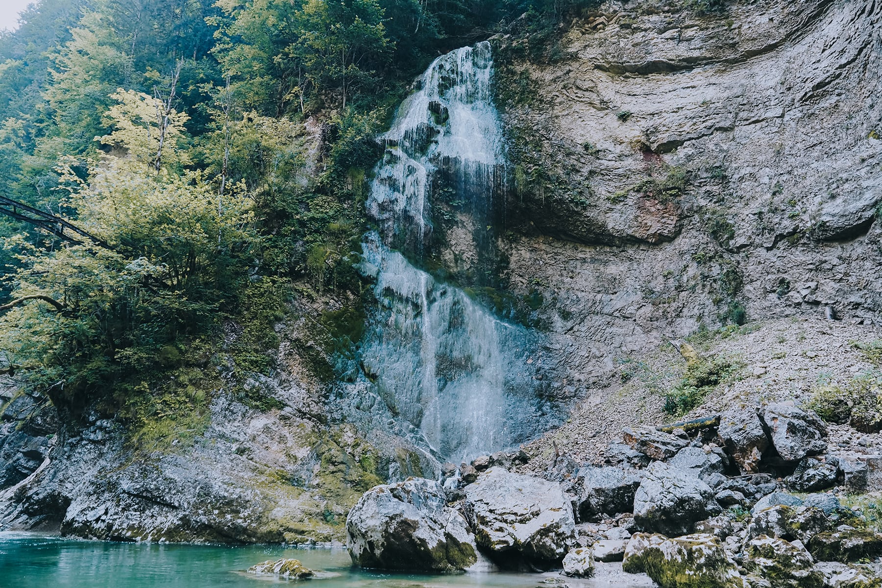 Wasserfall in der Tiefenbachklamm im Alpbachtal in Tirol Österreich