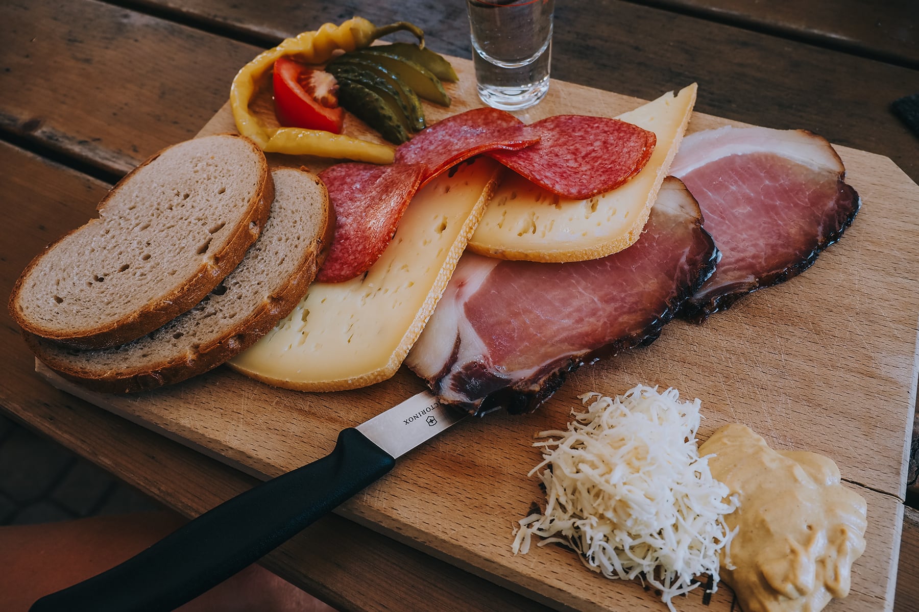 Jausenplatte im Gasthof Holzalm im Alpbachtal in Tirol Österreich