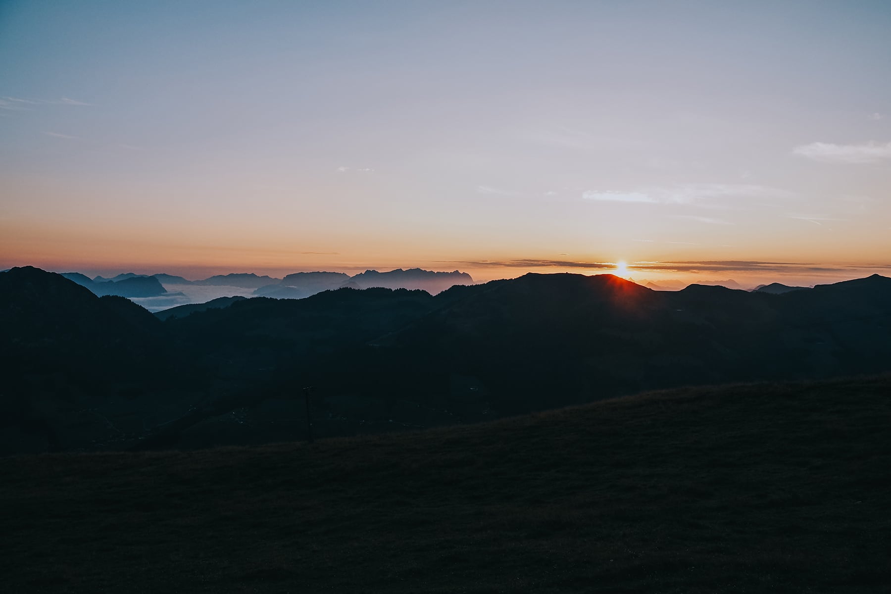 Sonnenaufgang im Alpbachtal in Tirol Österreich