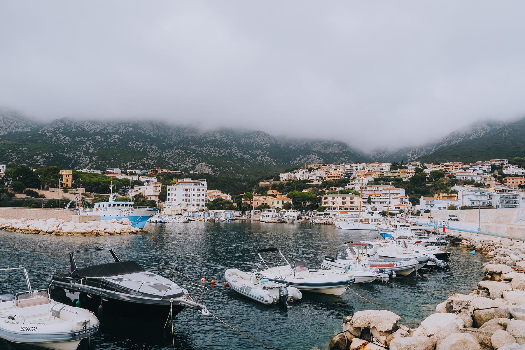 Cala Gonone auf Sardinien im Herbst