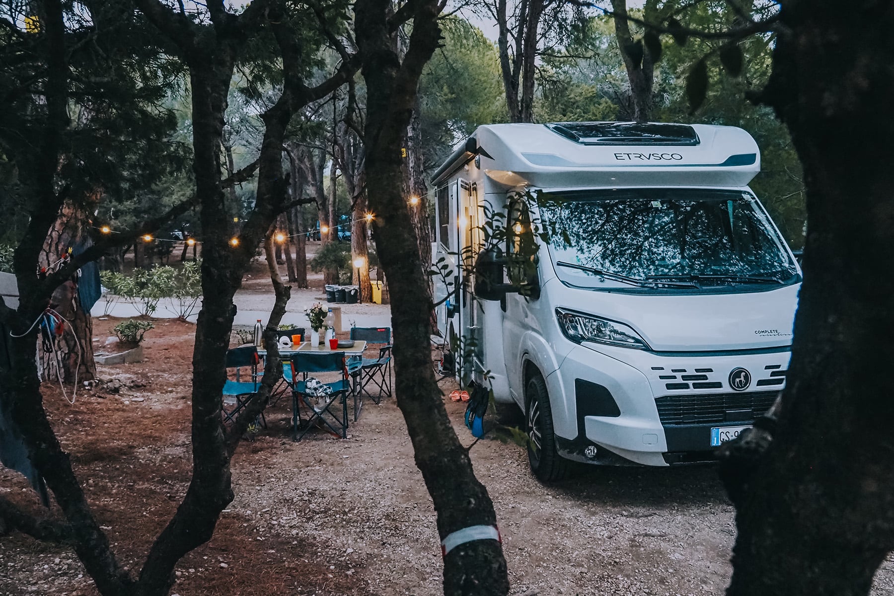 Campingplatz mit Wohnmobil in Cala Gonone auf Sardinien