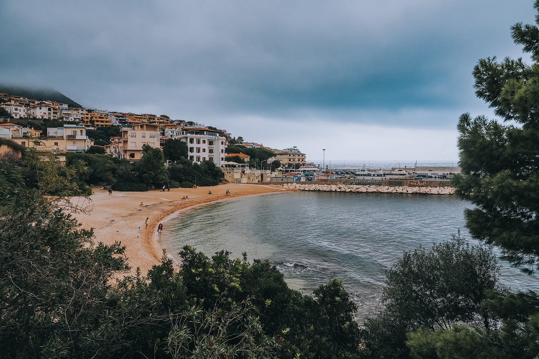 Cala Gonone auf Sardinien im Herbst