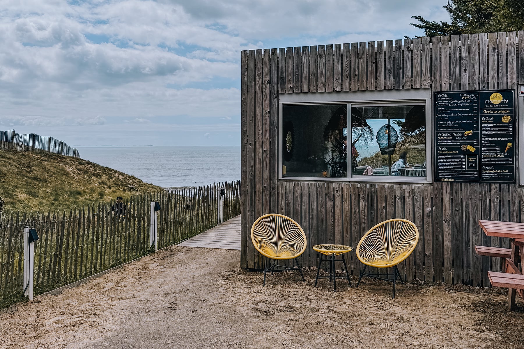Lunch im Moments Café mit Blick auf die Dünen und das Meer