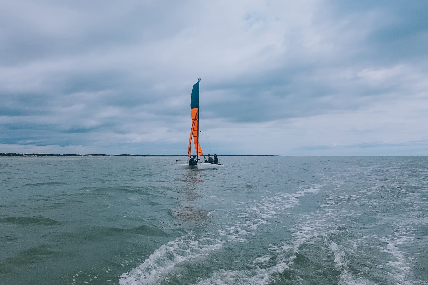 Katamaransegeln auf dem Meer in der Vendée in Frankreich