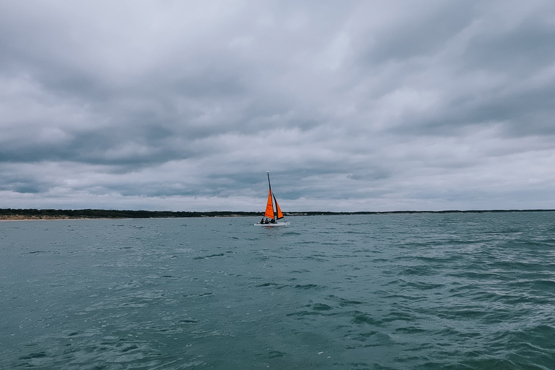 Katamaransegeln auf dem Meer in der Vendée in Frankreich