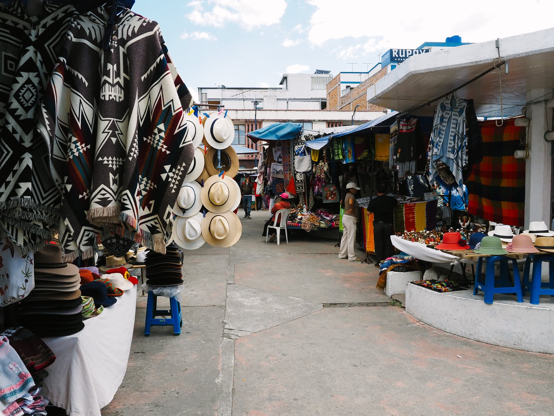 Poncho Markt Otavalo Ecuador