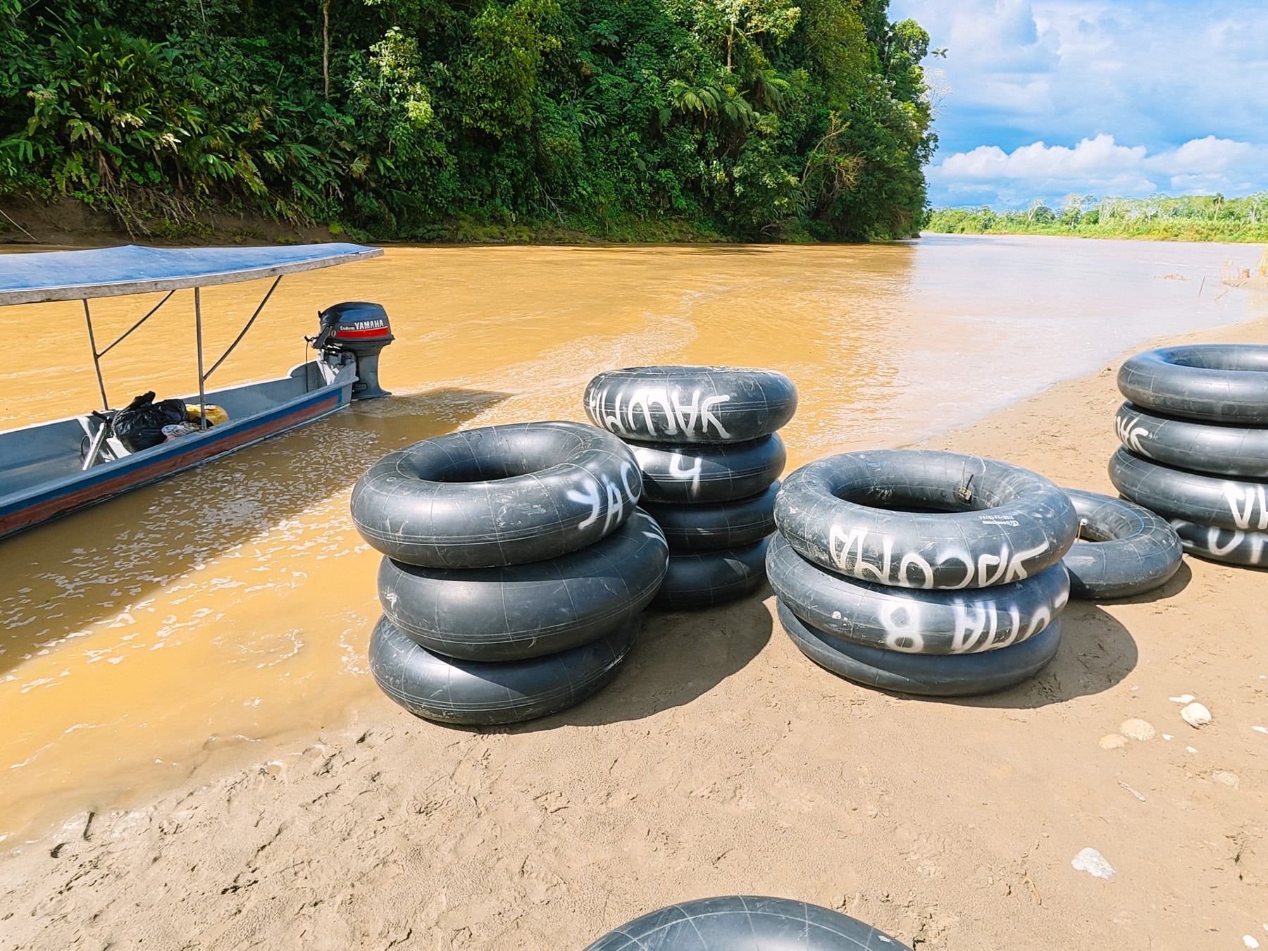Auf Tubes über den Rio Napo in Ecuador