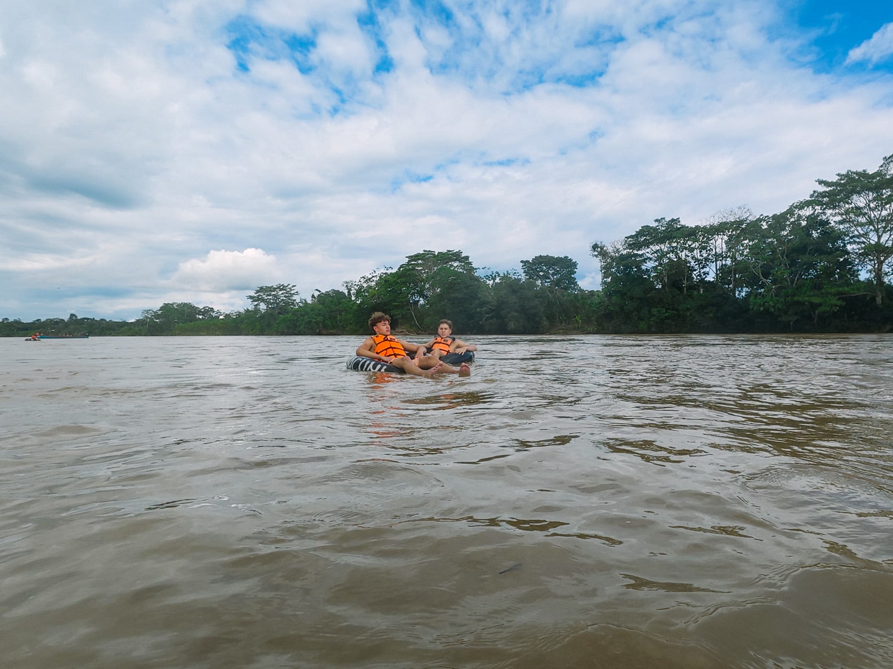 Auf Tubes über den Rio Napo in Ecuador in Südamerika