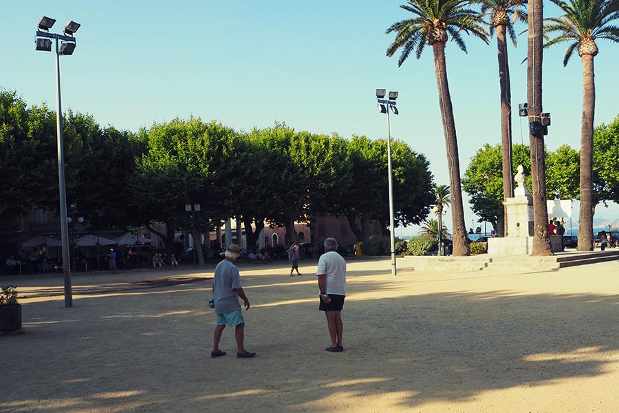 Die boulespielenden Herren dürfen hier nicht fehlen